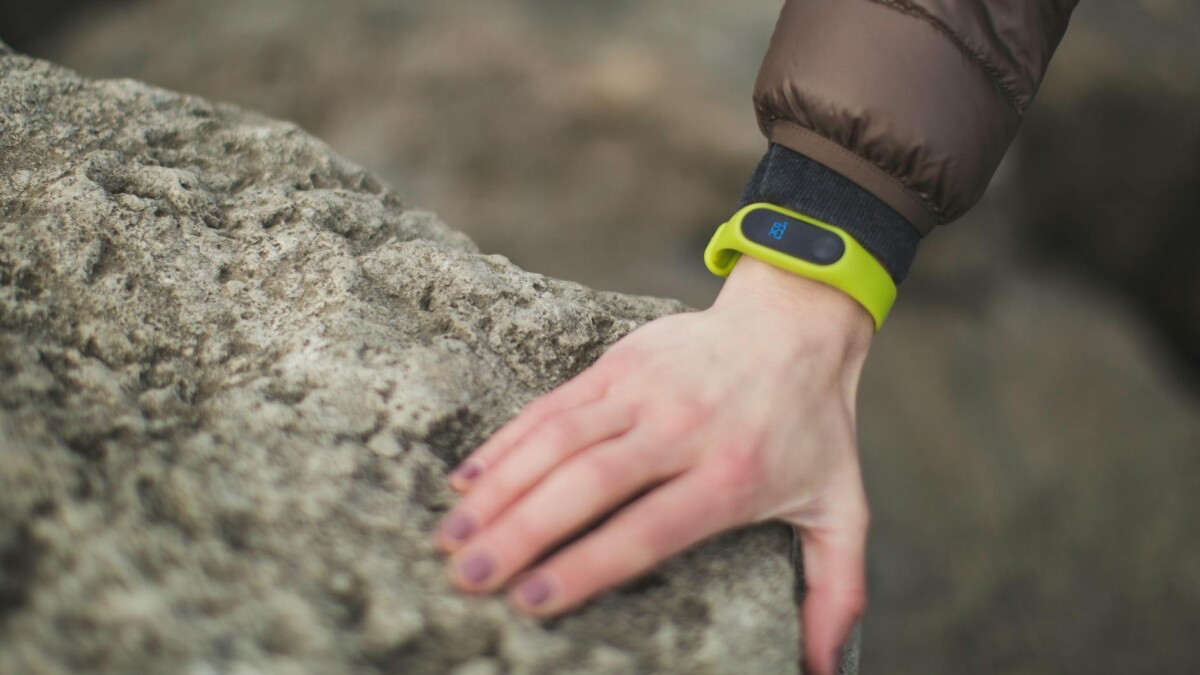 Focus9X featured image: Google Fitbit Air Review: Barely There, Always Running